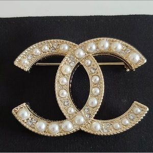 Authentic Chanel CC Pearl&Crystal Brooch